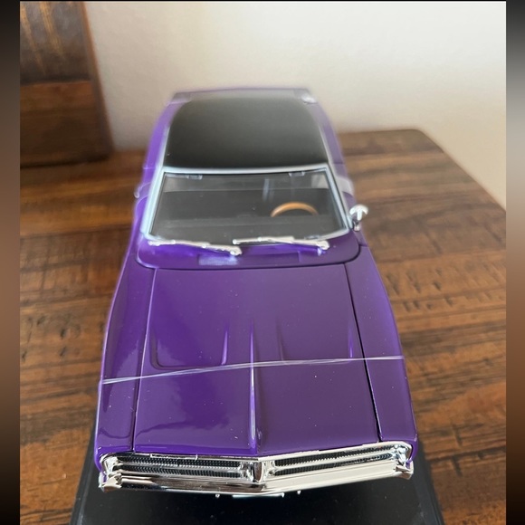 1969 Dodge Charger R/T by Maisto 1:18 Scale Diecast Model Car - Picture 8 of 9